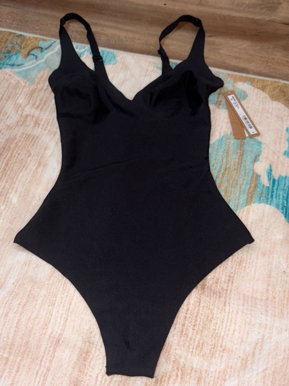 Skims Body Plunge #bodysuit color onyx sz small nwt
Wear as a night out top!